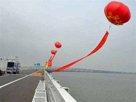 Berikut lima hal yang perlu anda ketahui dari jembatan laut terpanjang di dunia yang juga disebut jembatan maut. Jambatan Terpanjang Di Dunia Kini Di China