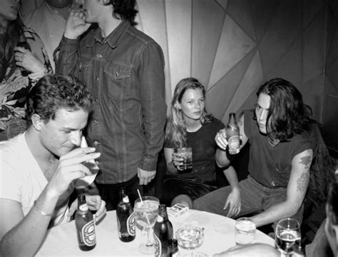 Applegate was op 31 oktober 1993 te gast in de nachtclub the viper room, destijds gedeeltelijk eigendom van johnny depp.toen ze na het bezoek aan de nachtclub weer buitenkwam, trof ze een door overmatig drugsgebruik ziek geworden en inmiddels ingestorte river phoenix aan, die kort daarvoor door zijn broer, zijn zus en zijn vriendin al uit de nachtclub begeleid was. Pin on daguerreotype