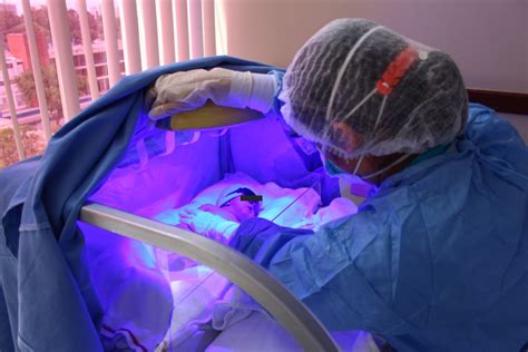 EsSalud Fototerapia salva vida a recién nacidos con exceso de