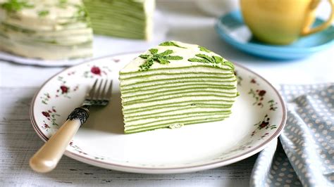 A white chocolate mousse cake with a chocolate crust. MATCHA CREPE CAKE recipe - Cách làm bánh CREPE TRÀ XANH ...