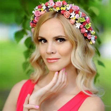 These many pictures of hairstyles for curly hair with headband list may become your inspiration and informational purpose. 20 Hairstyles with Headbands for Casual and Festive Looks