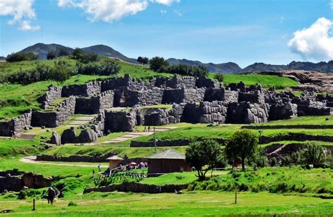 Population living in urban areas: Sacsayhuaman Peru | Viva Peru Tours