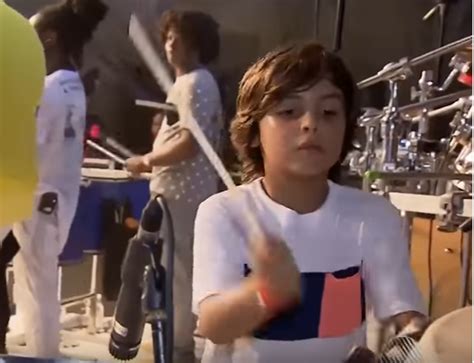 Encheu meu coração de orgulho. Marcelinho, filho de Ivete Sangalo, rouba cena em show da ...