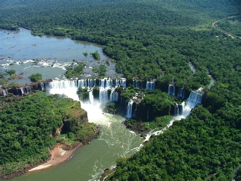 También se pueden realizar paseos en vehículos 4 x4, safaris fotográficos, trekking por los senderos de la selva, avistajes de aves, flora y fauna, y aventuras náuticas que acercan al visitante a los imponentes saltos. travelling ar: Cataratas del Iguazú