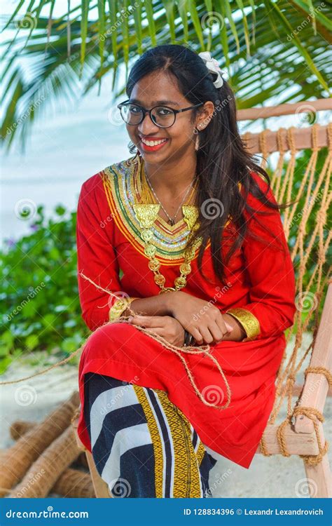 Beautiful Maldivian Woman In National Dress Making Plates From Dry