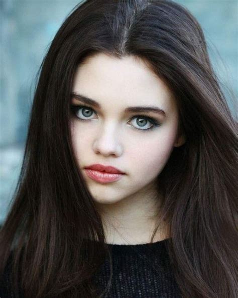 This Pretty Girl India Eisley Plays Young Angelina Jolie In Maleficent India Eisley