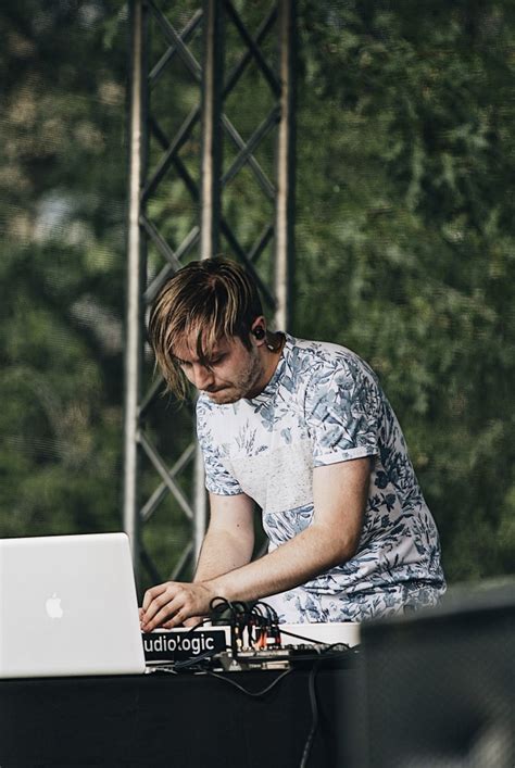 Poietike — poetik sanʼat) — badiiy asarlarda ifoda vositalari tizimi haqidagi fan, eng qad. Poetika - Co přišlo, může rychle odejít - musicserver.cz