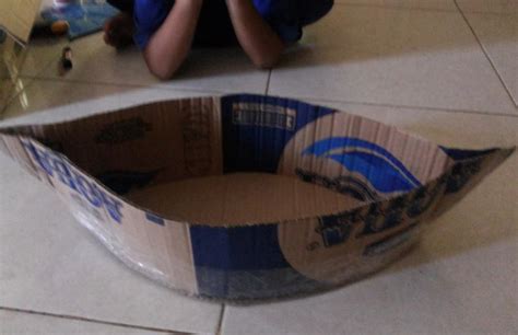 Potong sisa kardus dan bentuk menjadi kotak kecil lalu tempelkan pada bagian atas kapal. Cara Membuat Kapal Laut Dari Kardus | infotiket.com