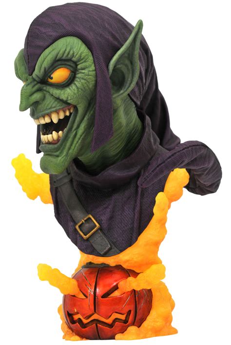 Diamond Select Green Goblin Bust And Marvel Gallery Spider Man Statue Up