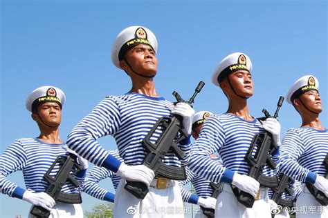看，海军方队激起一片片浪花白 海军 白衣 军人 新浪新闻