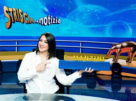 Francesca manzini è la nuova conduttrice di striscia la notizia che ha avuto una grandissima opportunità dopo una carriera fatta di imitazioni riuscitissime ed apprezzate dal grande pubblico. Francesca Manzini a Striscia dopo deep fake Mara Venier ...