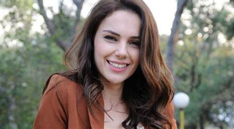 Güzelliği ile adından sıkça söz ettiren ve birçok dizi ve filmde rol alan yağmur tanrısevsin 2021/2022 sezonunda yeni bir dizide rol alacak mı hangi dizide kiminle oynayacak ya da. Yağmur Tanrısevsin ve bilinmeyenleri
