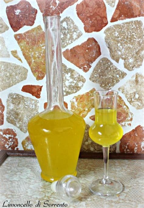 Come fare limoncello lavate limoni sotto l'acqua corrente, spazzolando con cura la buccia, quindi asciugateli. Il limoncello di Sorrento | Limoncello, Ricette, Liquori