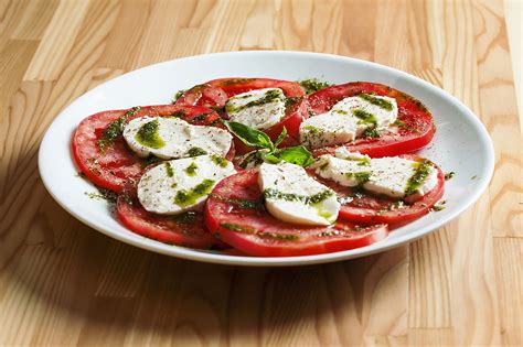 Tomaten - Mozzarella - Salat mit Pesto
