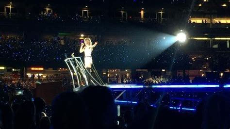 Watch Taylor Swift Gets Stuck On Moving Stage During 1989 World Tour