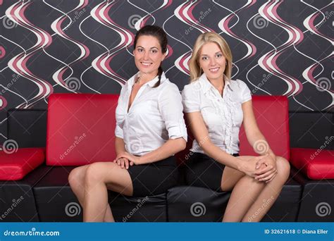 Zwei Schöne Mädchen Die Auf Dem Sofa Sitzen Stockfoto Bild Von Mädchen Freundschaft 32621618