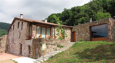 Distribuida en 2 dormitorios,salón, cocina,baño y patio. File:Casa Rural Can Soler de Rocabruna.JPG - Wikimedia Commons