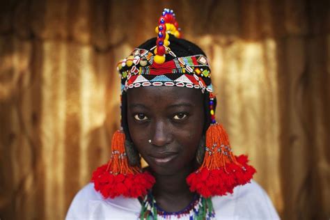 A Girl Wearing A Traditional Songhai Head Dress Mali African Empires African Textiles Headdress