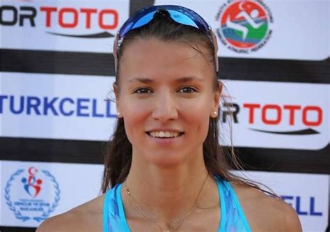 Bazı ünlüler tuttukları takımın fanatiği olurken, kimileri de hobi olarak bir takıma gönül veriyor. Survivor Elif yaşı, boyu, nereli, evli mi, eşi kim, burcu ...
