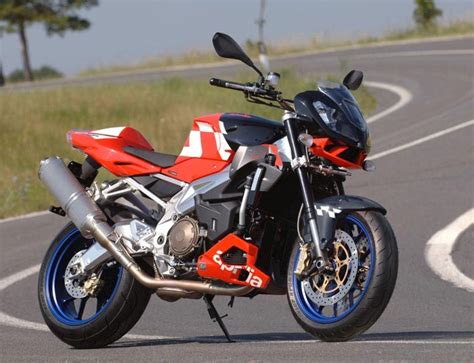 The engine was a liquid cooled cooled four stroke, longitudinal 60°v twin, dohc, 4 valves per cylinder. 2006 Aprilia Tuono 1000 R Review - Top Speed