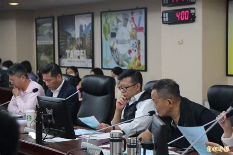 在今天的議程中，很多議員都提到護老院一名員工虐老的 事例，以儒家思想來說，這是失德的行為， 不 忠 、 不 信 、 不 孝。 簡舒培爆柯P不准無稅籍攤商租公有市場 北市府回應了 - 政治 - 自由時報電子報