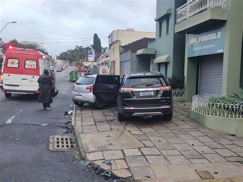 Motorista Fica Ferida Ap S Acidente Entre Dois Ve Culos No S O