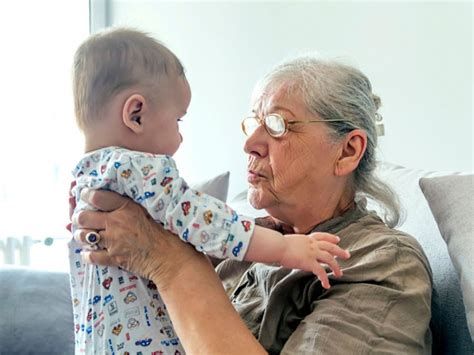 Abuela cobra pesos por hora por cuidar a su nieto y desata polémica No soy guardería