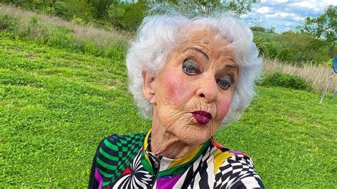 94 años e influencer de moda así es helen van winkle la bisabuela que rompe con los