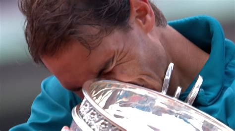 VIDEO - Emotional Rafael Nadal cries as he lifts the trophy - French