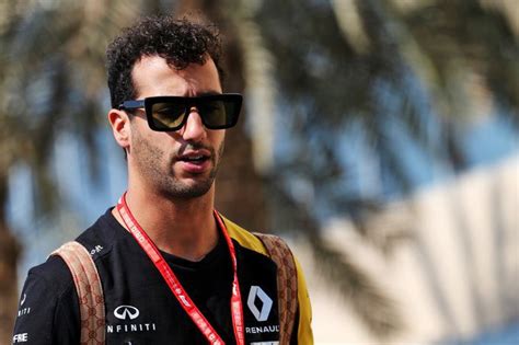 After going to the outside of his teammate on every other attempt ricciardo locked his brakes and collided with the rear of verstappen, resulting in both drivers retiring from the race. Daniel Ricciardo durft het tegen Max Verstappen niet aan ...