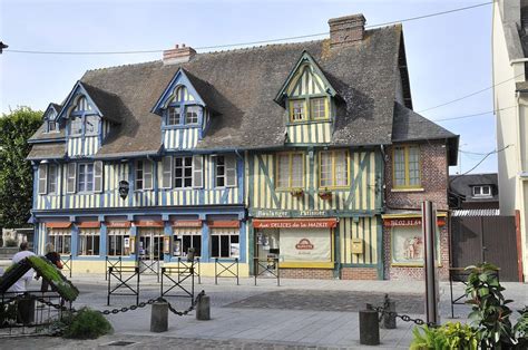 Explore a full list of accommodations and find the. 35ème fête du fromage à Pont-l'Évêque (14)