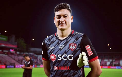 Chứng kiến sai lầm bắt bóng không dính của người gác đền sinh năm 1993, kênh fox sports đã ngay lập tức bình luận về điều này: Đặng Văn Lâm trở thành cầu thủ Việt đầu tiên thi đấu tại ...