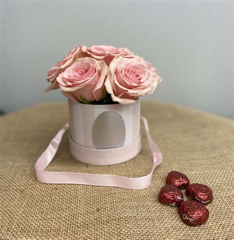 Anna Rose Half Dozen Signature Hatbox By Anna Rose Floral And Event Design
