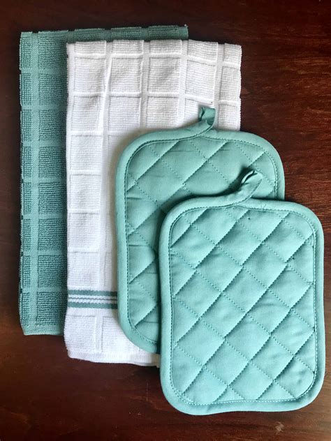 Show other hitchhikers that you're prepared for anything (even the ravenous bugblatter beast of traal). Easy Hanging Kitchen Towel Sewing Project - Happiest Camper