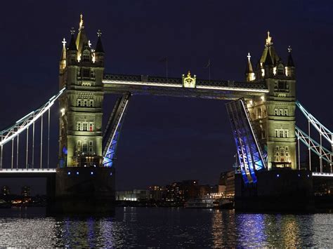 Londons Tower Bridge Remains Stuck Open Overnight Express And Star