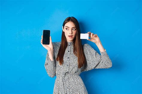 امرأة متأمل التسوق عبر الإنترنت مع شاشة فارغة وبطاقة ائتمان صورة الخلفية والصورة للتنزيل المجاني