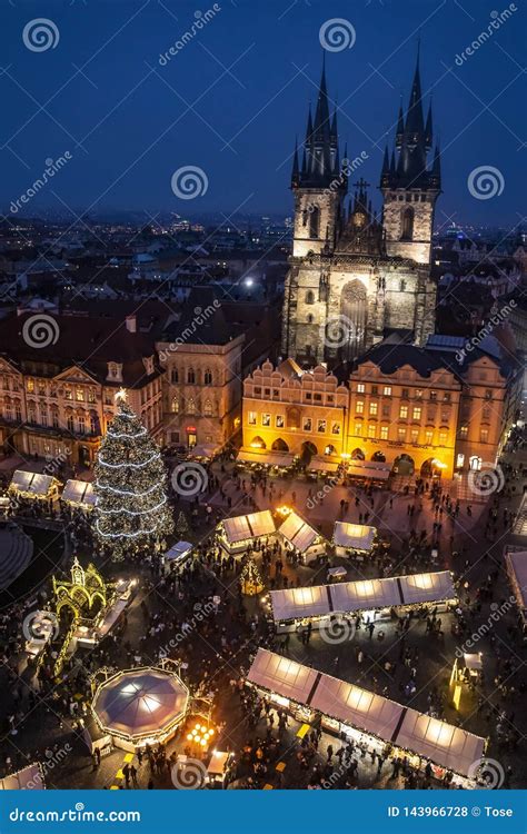 Il Mercato Di Natale Sta Nel Quadrato Di Città Vecchia A Praga