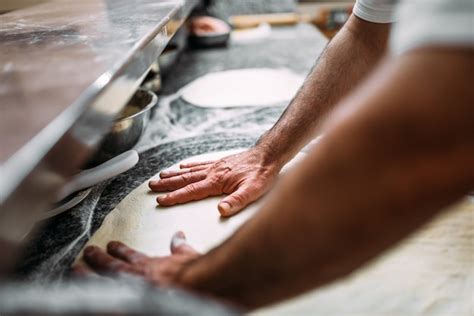 O Processo De Fazer Pizza Chef Prepara Massa De Pizza Foto Premium