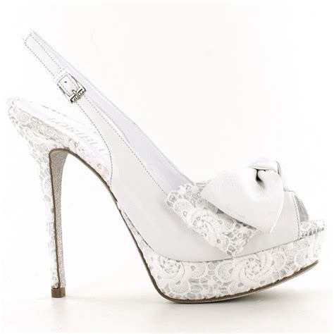 Le scarpe da sposa monroe sono un esempio di pumps dolci e classiche per il giorno più bello: Le scarpe da sposa in pizzo firmate Loriblu | Moda è Donna