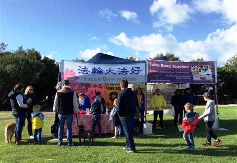 Australians Learn About Falun Gong At Tourist Town Event Falun Dafa