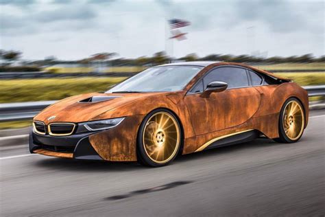 Bmw i8 je ze supermoderních kompozitních materiálů a karbonu, přesto je tohle konkrétní auto opravdu pokryto rzí, může za to speciální polep. Um BMW i8 novinho em folha, mas "enferrujado" - Bons Rapazes