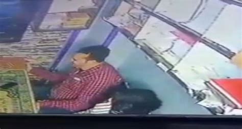 مصر لحظة تحرش موظف بطفلة داخل مكتبه بالجيزة والكاميرا توثق سودافاكس