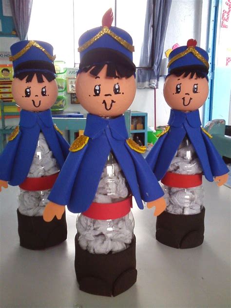 17 agosto josé de san martin manualidades manualdades granaderos y soldados josé de san martin para conmemorar su muerte soldaditos hechos con botellas descartables pequeñas visto en títeres de dedo con cilindros de cartulina azul y detalles… Pin by Suely Guio on MANUALIDADES | Jar gifts, Crafts ...