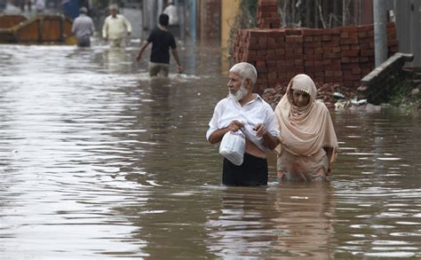 worst flooding in 50 years in indian kashmir s srinagar leaves 120 dead the japan times