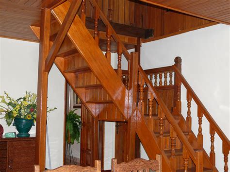 Desainnya yang sederhana namun terkesan modern menjadi alasan utama mengapa rumah bergaya minimalis ini menjadi trend tersendiri. 23 Model Tangga Kayu Modern Minimalis Sederhana | RUMAH IMPIAN