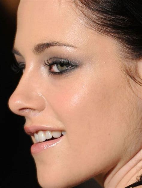 kristen stewart breaking dawn london premiere makeup smoky pewter eyes and pink lips and cheeks