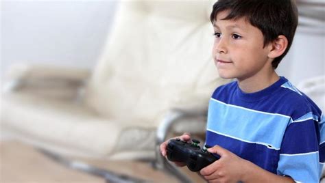 Niño jugando videojuegos vector gratuito. NEOX GAMES | Toda la vida equivocado, jugar a videojuegos es bueno para tus hijos