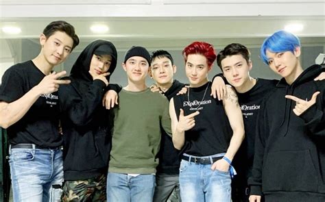 Suho, xiumin, lay, baekhyun, chen, chanyeol, d.o., kai, and sehun. ดี.โอ. เข้ามาจอยกับเพื่อนๆ EXO หลังเวทีคอนเสิร์ต - DUDEPLACE