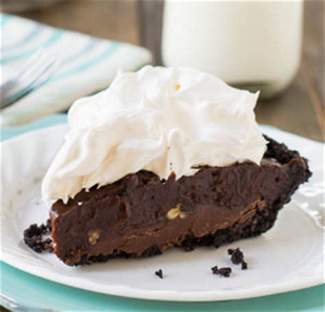 I've actually seen quite a few variation of the dessert. No-Bake Summer Mud Pie | RecipeLion.com