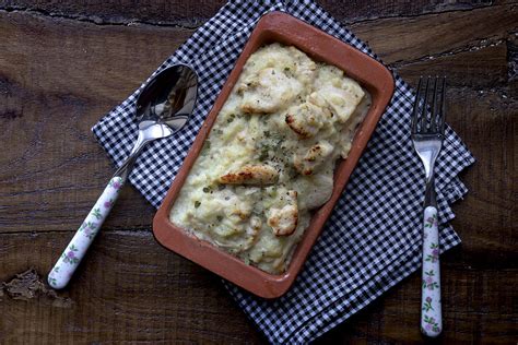 Il contorno più classico e apprezzato con cui servire i bocconcini al curry è rappresentato da una semplice porzione di riso in bianco, bollito. Spezzatino di pollo con crema di cavolfiore al curry